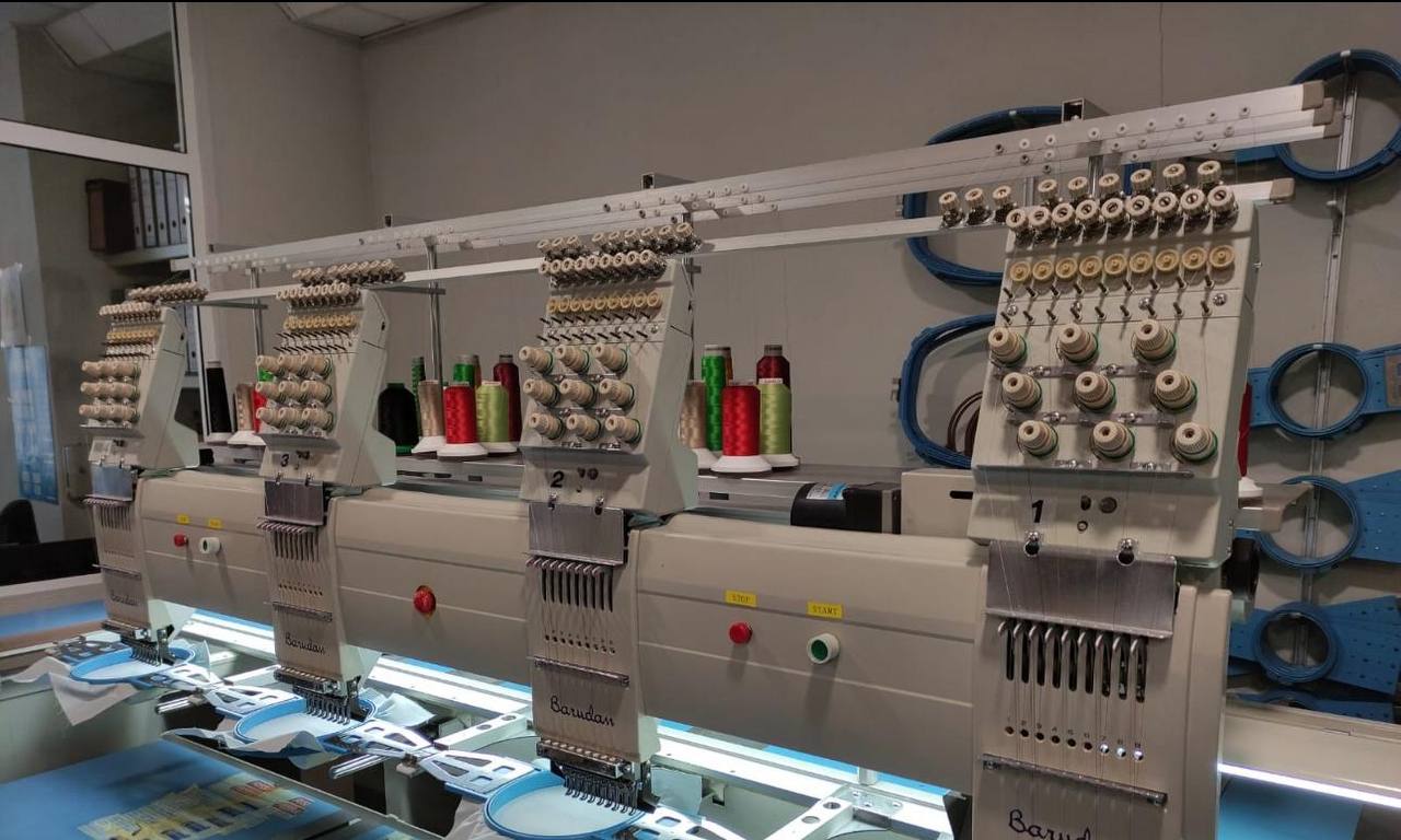 Máquinas de bordar en el taller de Bordados Azul Marino