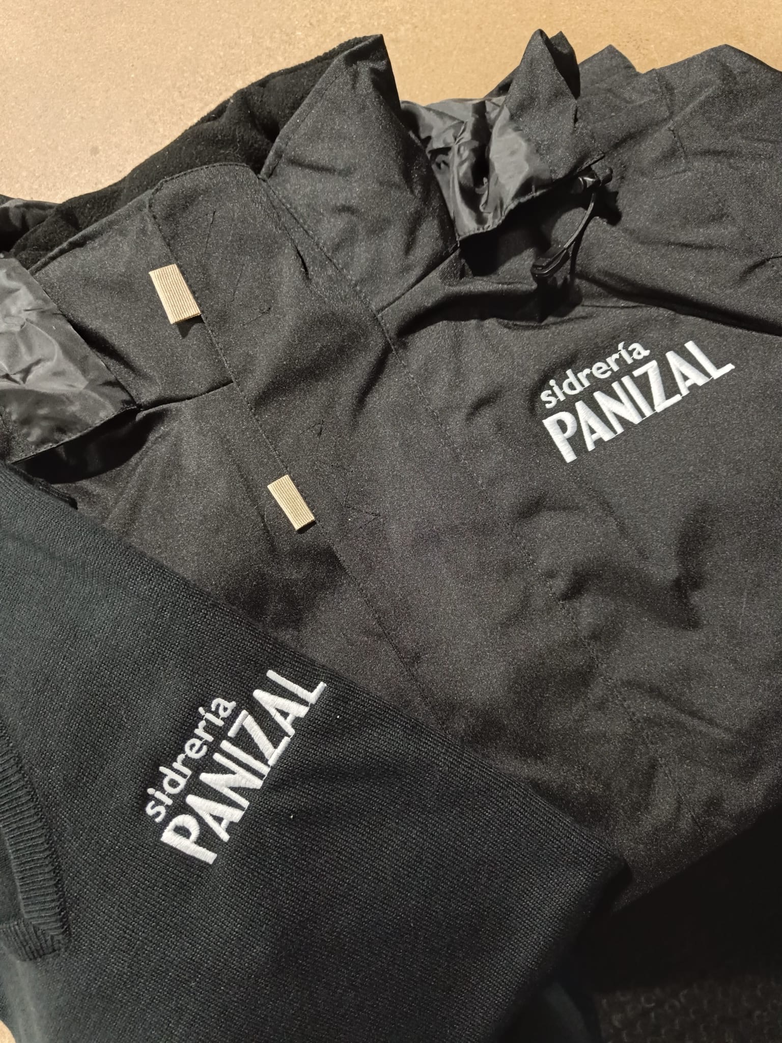 Chaqueta y jersey bordados para Sidrería Panizal
