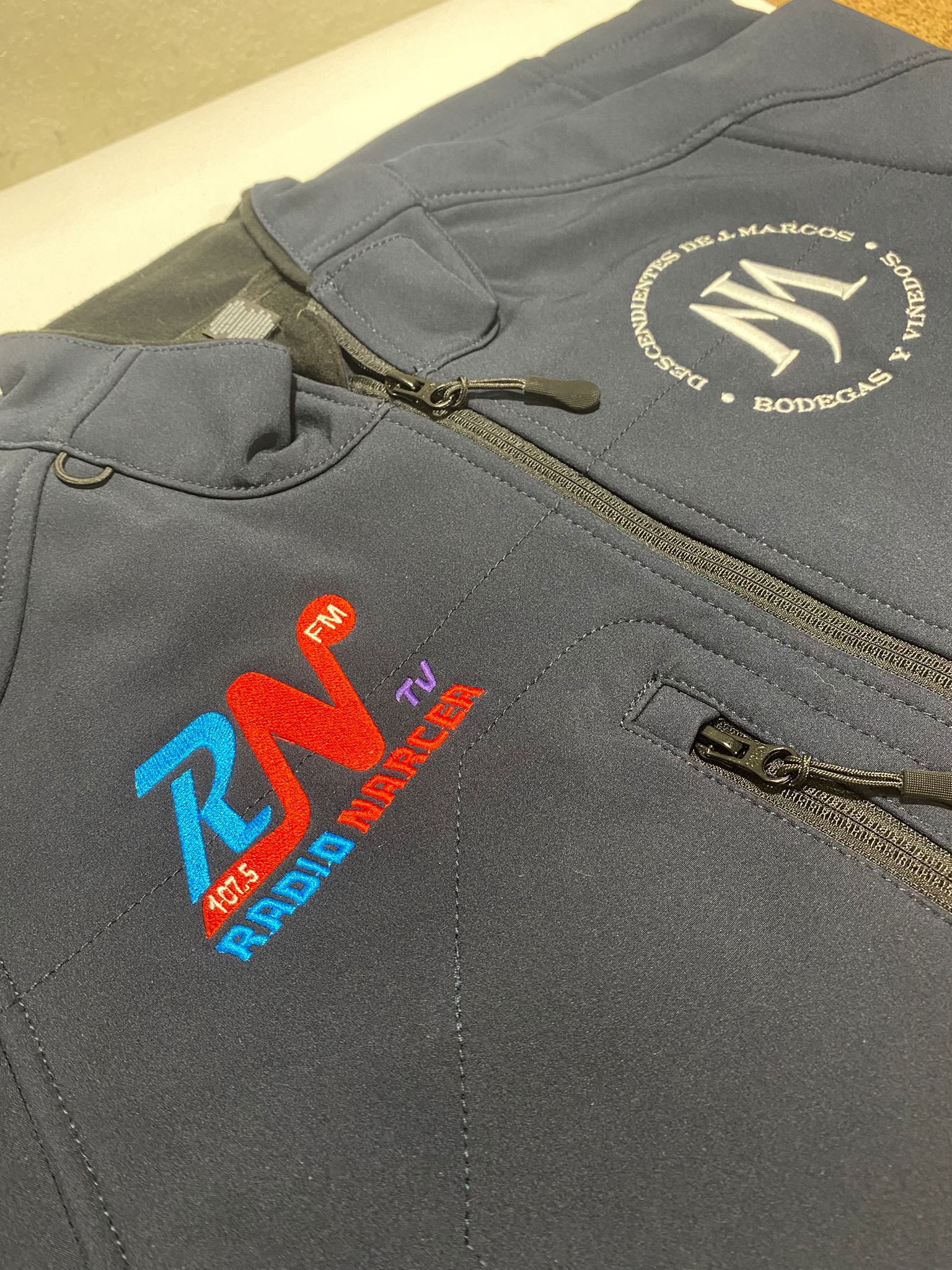 Chaquetas softshell bordadas para Radio Narcea